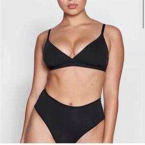 SKIMS Fits Everybody Cross Over Triangle‎ Bralette in Onyx NWOT size S